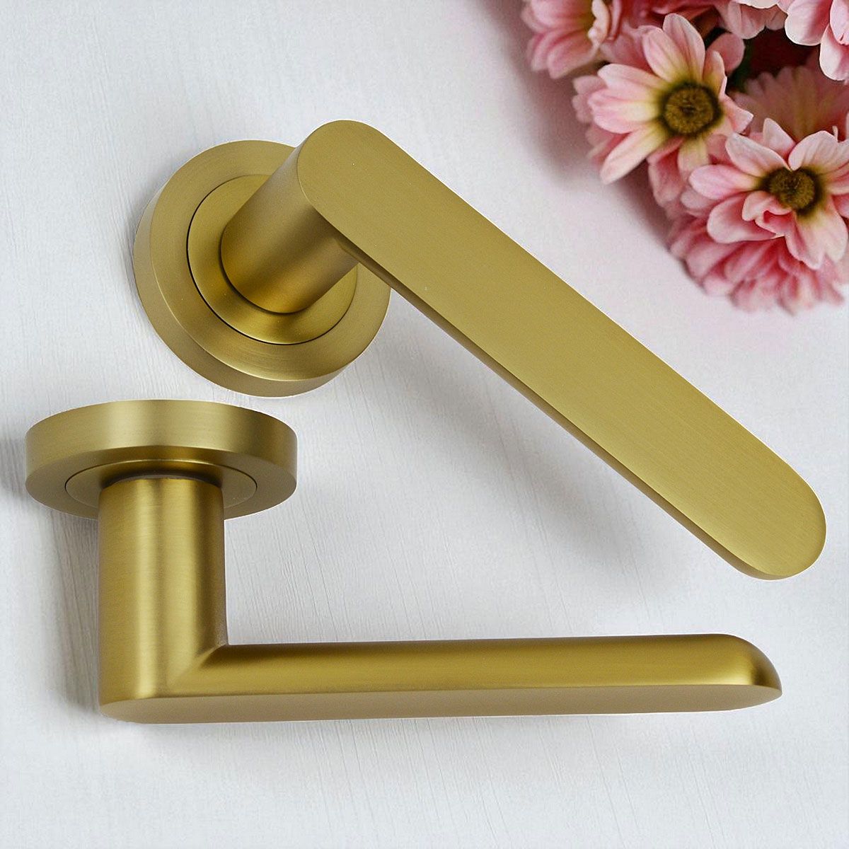 Z750 Modern Lever Rose Door Handle | Matt Black & Satin Brass